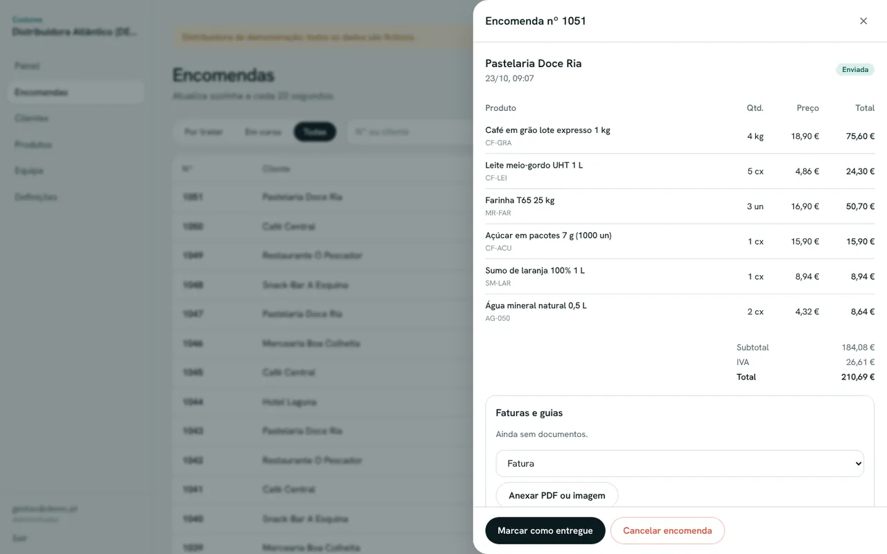 Detalhe de uma encomenda no painel com produtos, totais e anexo de fatura