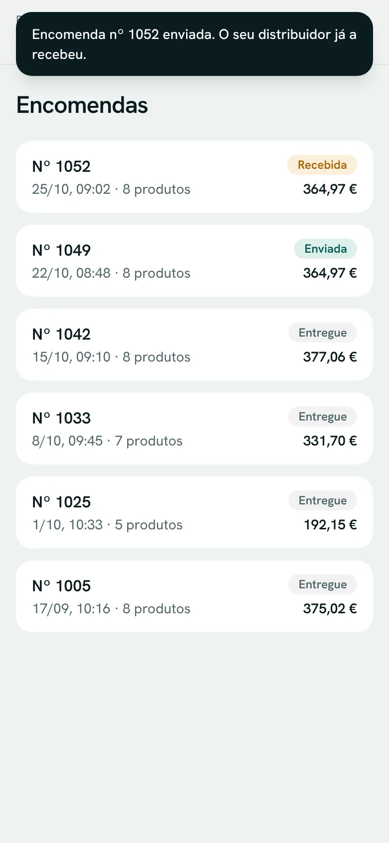 Lista de encomendas no telemóvel com aviso de encomenda enviada ao distribuidor